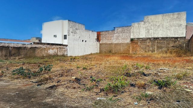 Vende – se este Lote no Bairro Morada Nova em Patrocínio- MG