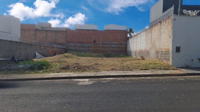 Vende – se este Lote no Bairro New Golden em Patrocínio- MG