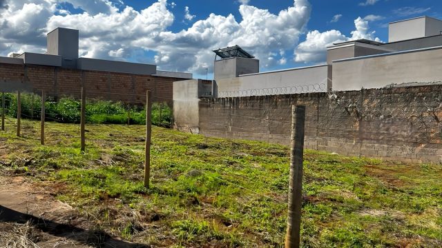 Vende – se este Lote de esquina no Bairro Parque dos Pássaros em Patrocínio- MG